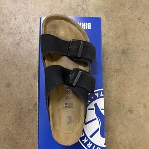 Gently used black Birkenstocks. Sz 39